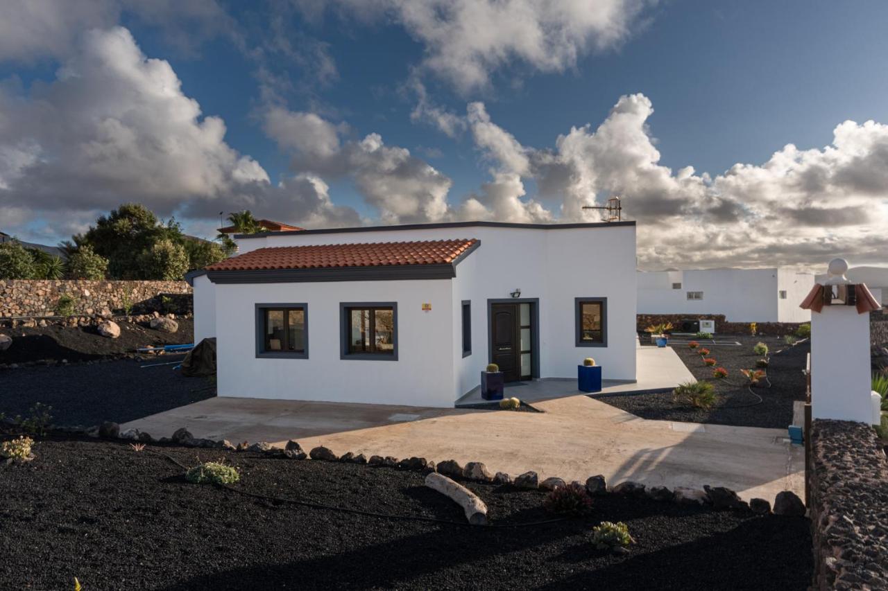 Kira, Villa